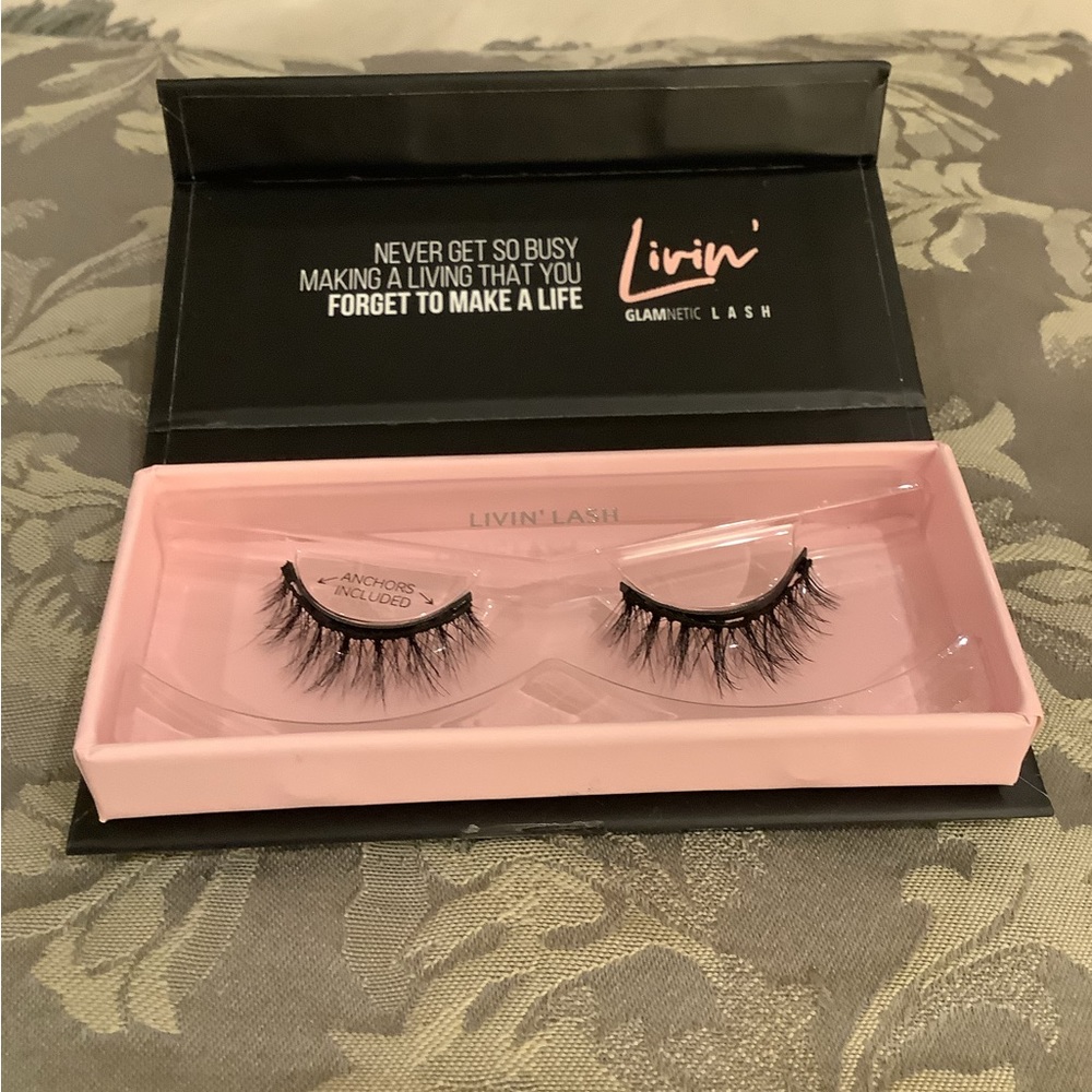 LIVIN LASH NWT